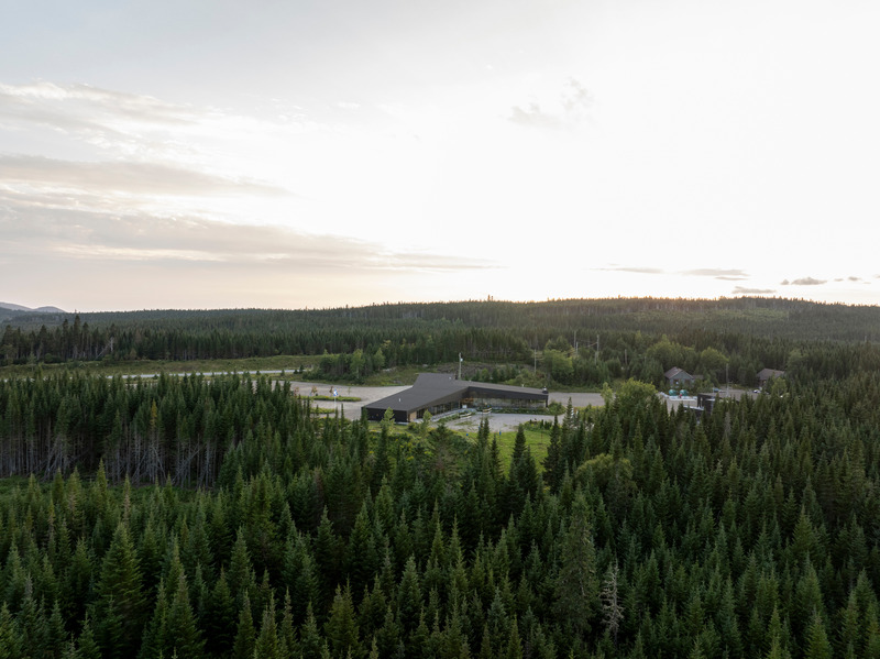 Dossier de presse | 2263-15 - Communiqué de presse | Camp Mercier : un nouveau pavillon enraciné dans le paysage laurentien - Anne Carrier Architectes - Architecture institutionnelle - Crédit photo : Adrien Williams