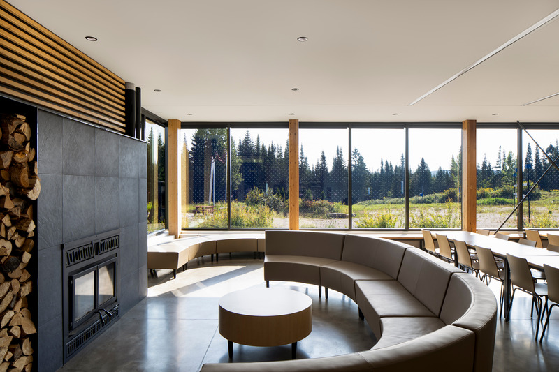 Dossier de presse | 2263-15 - Communiqué de presse | Camp Mercier : un nouveau pavillon enraciné dans le paysage laurentien - Anne Carrier Architectes - Architecture institutionnelle - Crédit photo : Adrien Williams