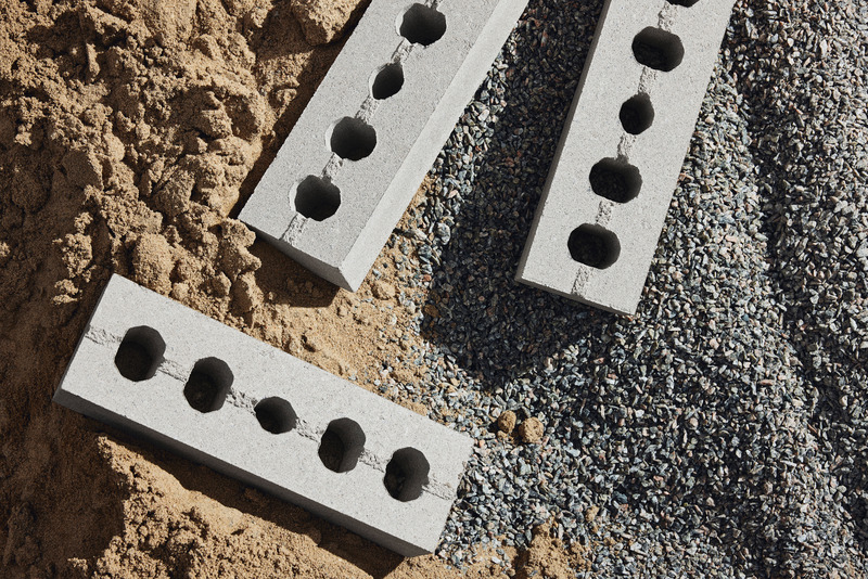 Press kit | 1387-15 - Press release | Toward Carbon Neutrality: An Innovative Design Partnership Launches a More Sustainable Concrete Brick - NEUF + Webster + Permacon - Product - <p class="">DUAL concrete brick prototype, Metric Norman format, Zurich colour</p> - Photo credit: Virginie Gosselin