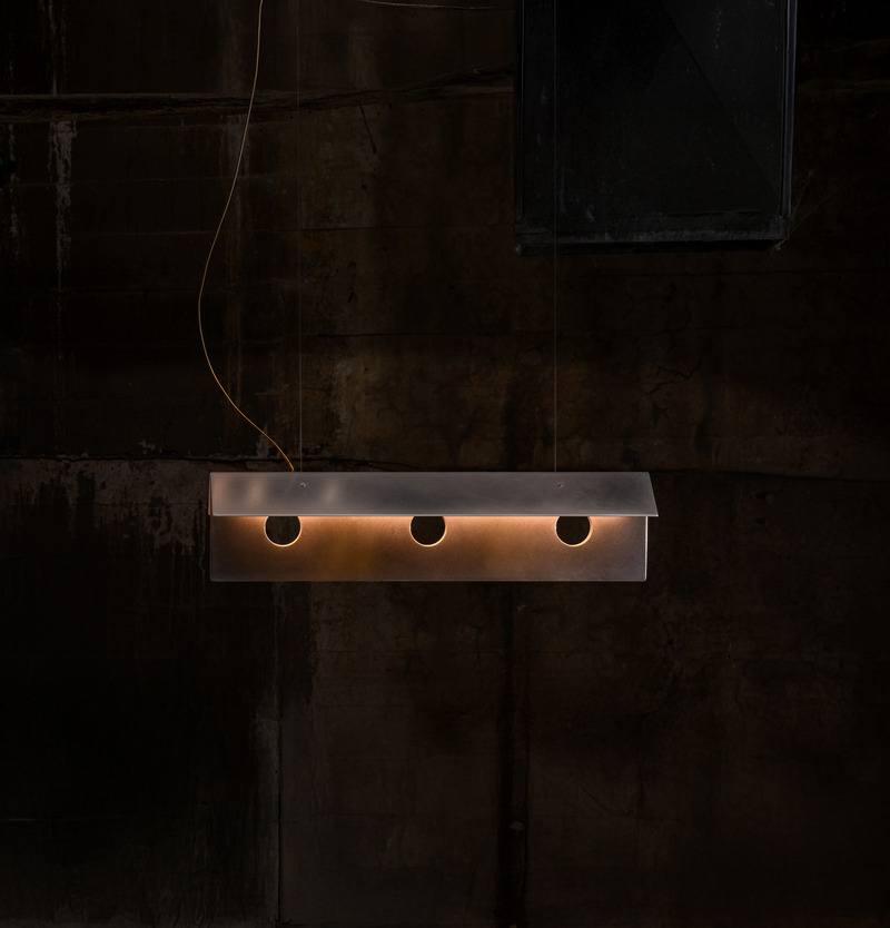 Press kit | 1619-11 - Press release | Lambert & Fils Dives into the Bold and Explosive Universe of South Korean Designer Kwangho Lee - Lambert & Fils - Lighting Design - Bolda 01, suspension, polished aluminum. - Photo credit: Arseni Khamzin