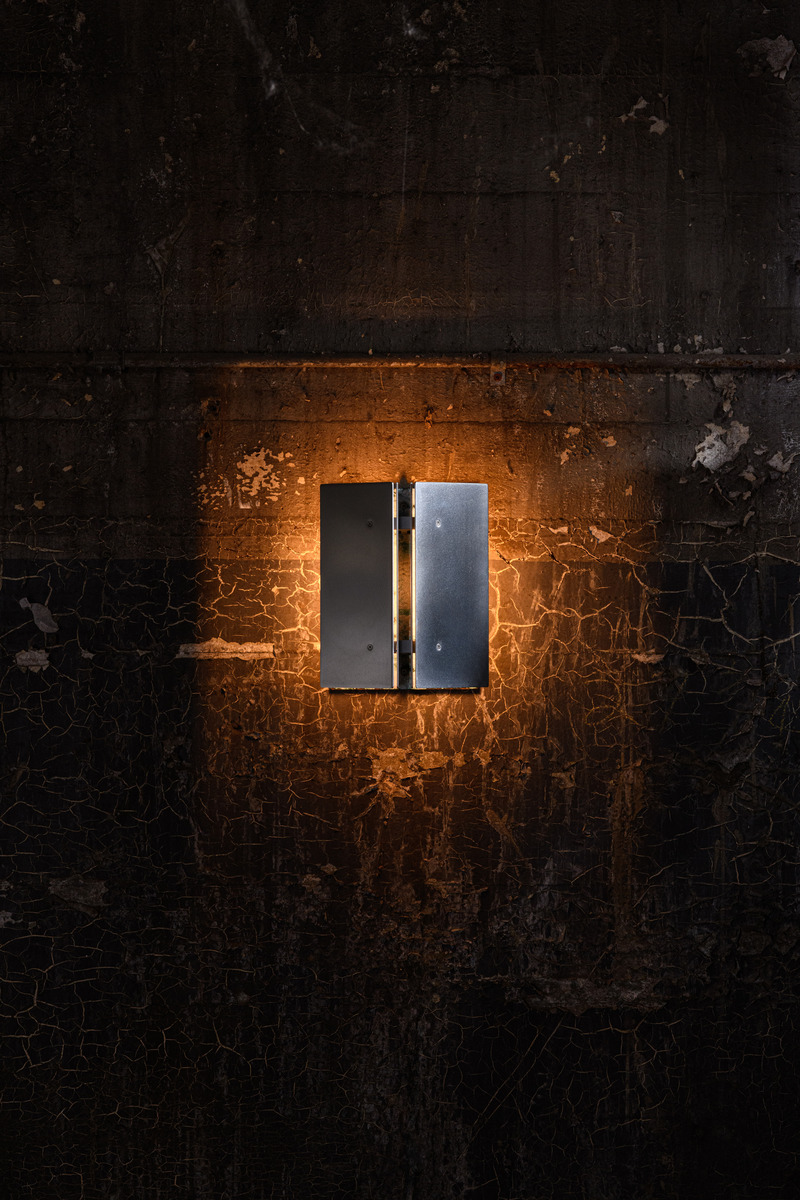 Press kit | 1619-11 - Press release | Lambert & Fils Dives into the Bold and Explosive Universe of South Korean Designer Kwangho Lee - Lambert & Fils - Lighting Design - Bolda 52, wall, polished aluminium and titanium white enamel finish. - Photo credit: Arseni Khamzin
