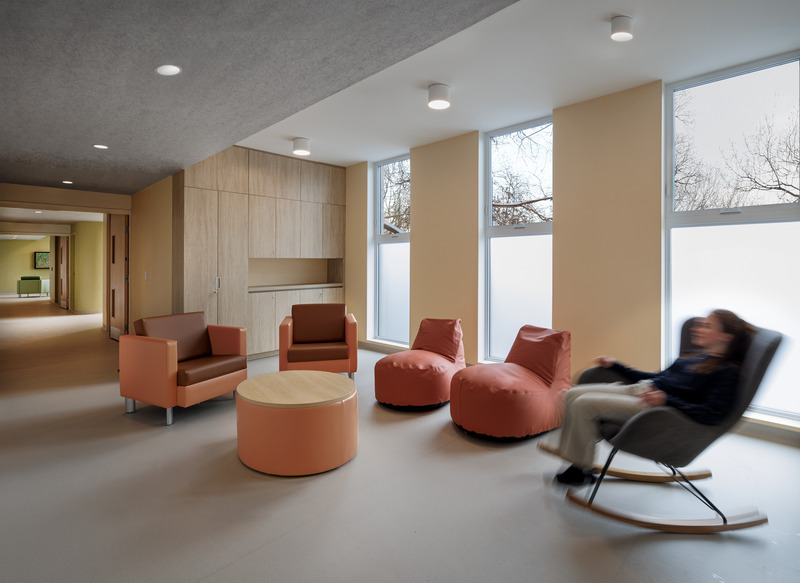 Dossier de presse | 865-64 - Communiqué de presse | Centre Lise et Yvon Lamarre : Lemay signe une conception qui allie bien-être sensoriel et inclusivité - Lemay - Architecture résidentielle - Crédit photo : Claude-Simon Langlois