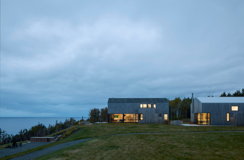 Dossier de presse | 1487-01 - Communiqué de presse | Ridge On The Chimney - MacKay-Lyons Sweetapple Architects - Architecture commerciale -  South facing cabin at sunset   - Crédit photo : James Brittain