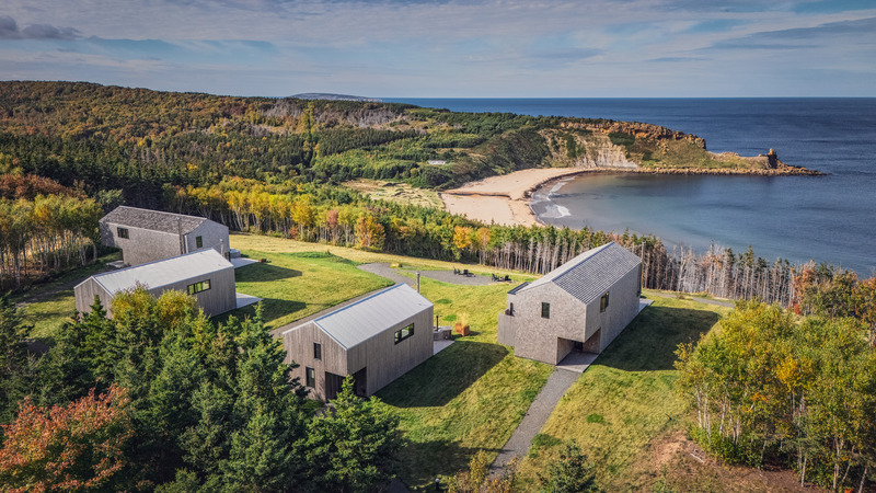 Dossier de presse | 1487-01 - Communiqué de presse | Ridge On The Chimney - MacKay-Lyons Sweetapple Architects - Architecture commerciale - Overlooking Chimney Corner Beach  - Crédit photo : Matthew MacKay-Lyons