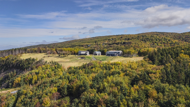 Dossier de presse | 1487-01 - Communiqué de presse | Ridge On The Chimney - MacKay-Lyons Sweetapple Architects - Architecture commerciale - Hilltop refuge - Crédit photo : Matthew MacKay-Lyons