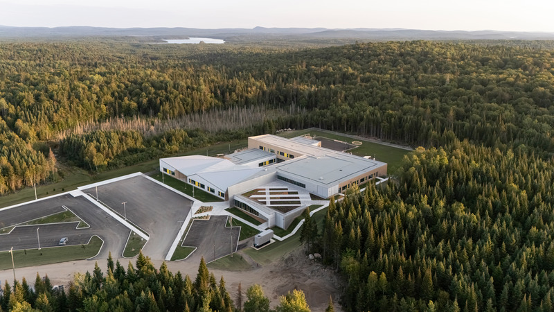Press kit | 886-05 - Press release | New Manawan Awacak OkiskinohamatowikamikowawElementary School - CCM2 | B+B architecture and design inc - Institutional Architecture - Bird's-eye View    - Photo credit: 1px.ca-Pierre-Alexandre Boutet