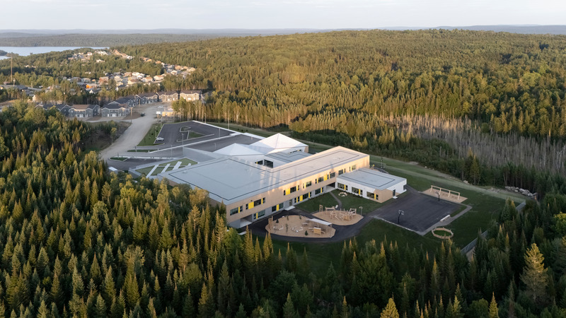 Press kit | 886-05 - Press release | New Manawan Awacak OkiskinohamatowikamikowawElementary School - CCM2 | B+B architecture and design inc - Institutional Architecture - Bird's-eye View    - Photo credit: 1px.ca-Pierre-Alexandre Boutet