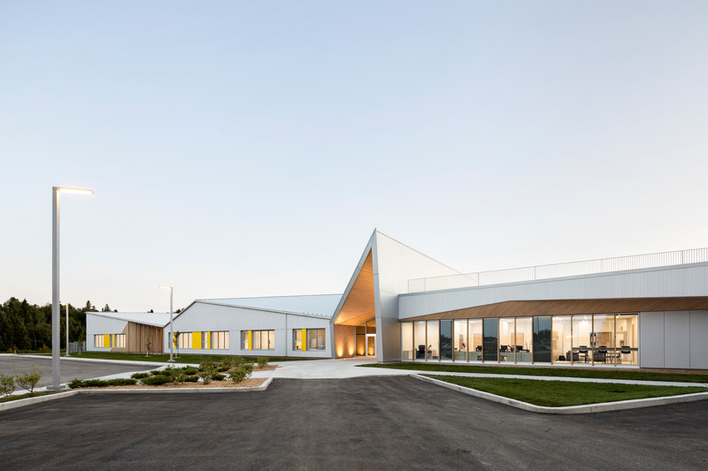 Press kit | 886-05 - Press release | New Manawan Awacak OkiskinohamatowikamikowawElementary School - CCM2 | B+B architecture and design inc - Institutional Architecture - Main Entrance - Photo credit: 1px.ca - Dave Tremblay
