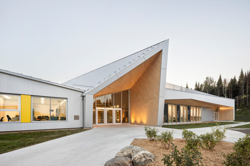 Press kit | 886-05 - Press release | New Manawan Awacak OkiskinohamatowikamikowawElementary School - CCM2 | B+B architecture and design inc - Institutional Architecture -  Main Entrance  - Photo credit: 1px.ca - Dave Tremblay