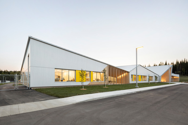 Press kit | 886-05 - Press release | New Manawan Awacak OkiskinohamatowikamikowawElementary School - CCM2 | B+B architecture and design inc - Institutional Architecture -  Main Facade  - Photo credit: 1px.ca - Dave Tremblay