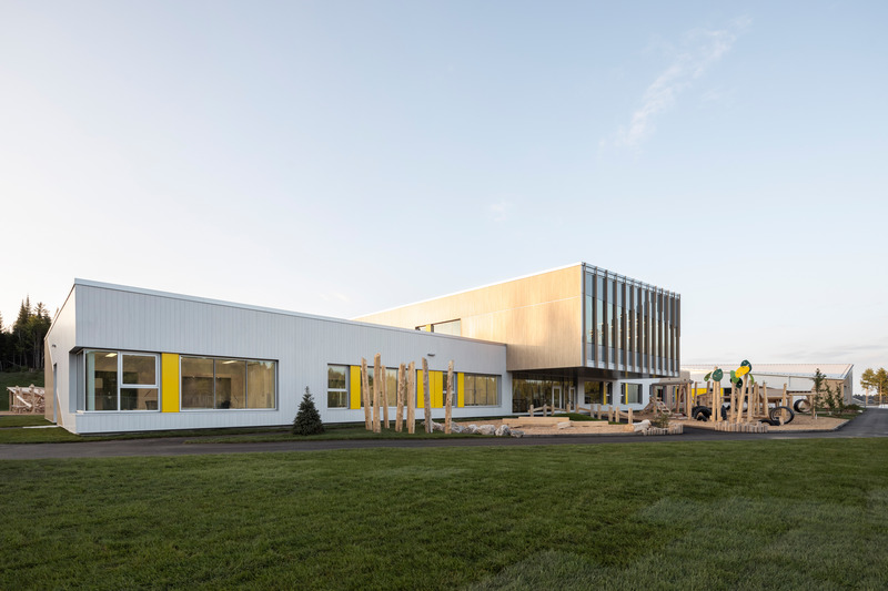 Press kit | 886-05 - Press release | New Manawan Awacak OkiskinohamatowikamikowawElementary School - CCM2 | B+B architecture and design inc - Institutional Architecture -  Rear Facade   - Photo credit: 1px.ca - Dave Tremblay