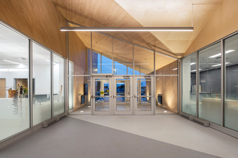 Press kit | 886-05 - Press release | New Manawan Awacak OkiskinohamatowikamikowawElementary School - CCM2 | B+B architecture and design inc - Institutional Architecture - Main Entrance - Photo credit: 1px.ca - Dave Tremblay