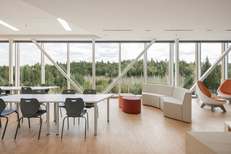 Press kit | 886-05 - Press release | New Manawan Awacak OkiskinohamatowikamikowawElementary School - CCM2 | B+B architecture and design inc - Institutional Architecture -   View from the Library  - Photo credit: 1px.ca - Dave Tremblay