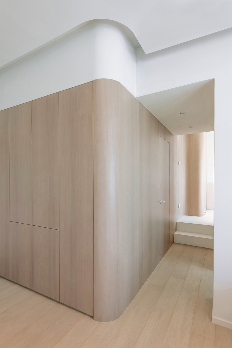 Dossier de presse | 6042-02 - Communiqué de presse | Undulating Compact Home in Hong Kong Defines Spatial Harmony and Provides Ingenious Storage Solutions with ‘Horizontal’ Cabinetry - Adrian Chan Design and Research Office - Design d’intérieur résidentiel - Crédit photo : Kevin Mak