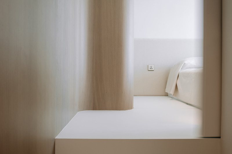 Dossier de presse | 6042-02 - Communiqué de presse | Undulating Compact Home in Hong Kong Defines Spatial Harmony and Provides Ingenious Storage Solutions with ‘Horizontal’ Cabinetry - Adrian Chan Design and Research Office - Design d’intérieur résidentiel - Crédit photo : Kevin Mak