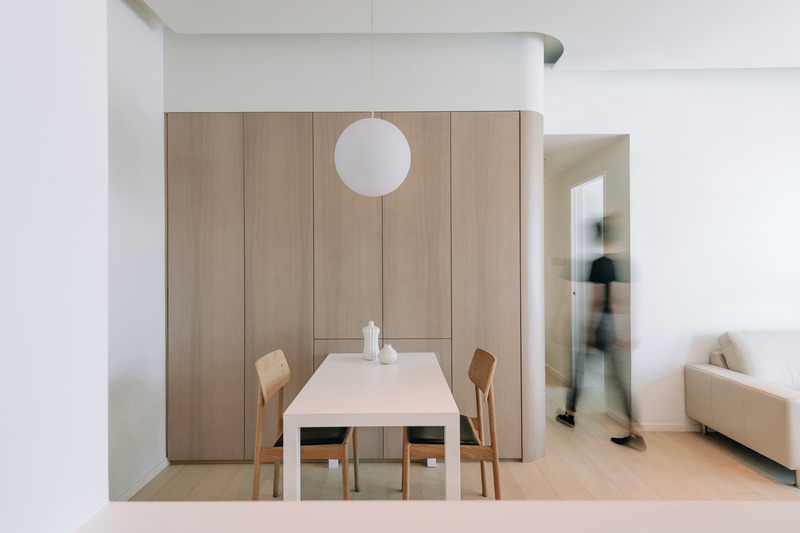 Dossier de presse | 6042-02 - Communiqué de presse | Undulating Compact Home in Hong Kong Defines Spatial Harmony and Provides Ingenious Storage Solutions with ‘Horizontal’ Cabinetry - Adrian Chan Design and Research Office - Design d’intérieur résidentiel - Crédit photo : Kevin Mak