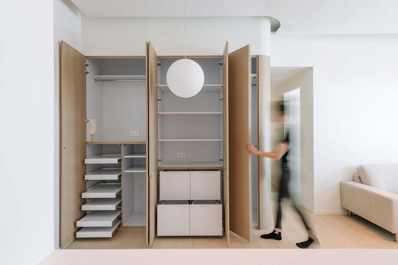 Dossier de presse | 6042-02 - Communiqué de presse | Undulating Compact Home in Hong Kong Defines Spatial Harmony and Provides Ingenious Storage Solutions with ‘Horizontal’ Cabinetry - Adrian Chan Design and Research Office - Design d’intérieur résidentiel - Crédit photo : Kevin Mak