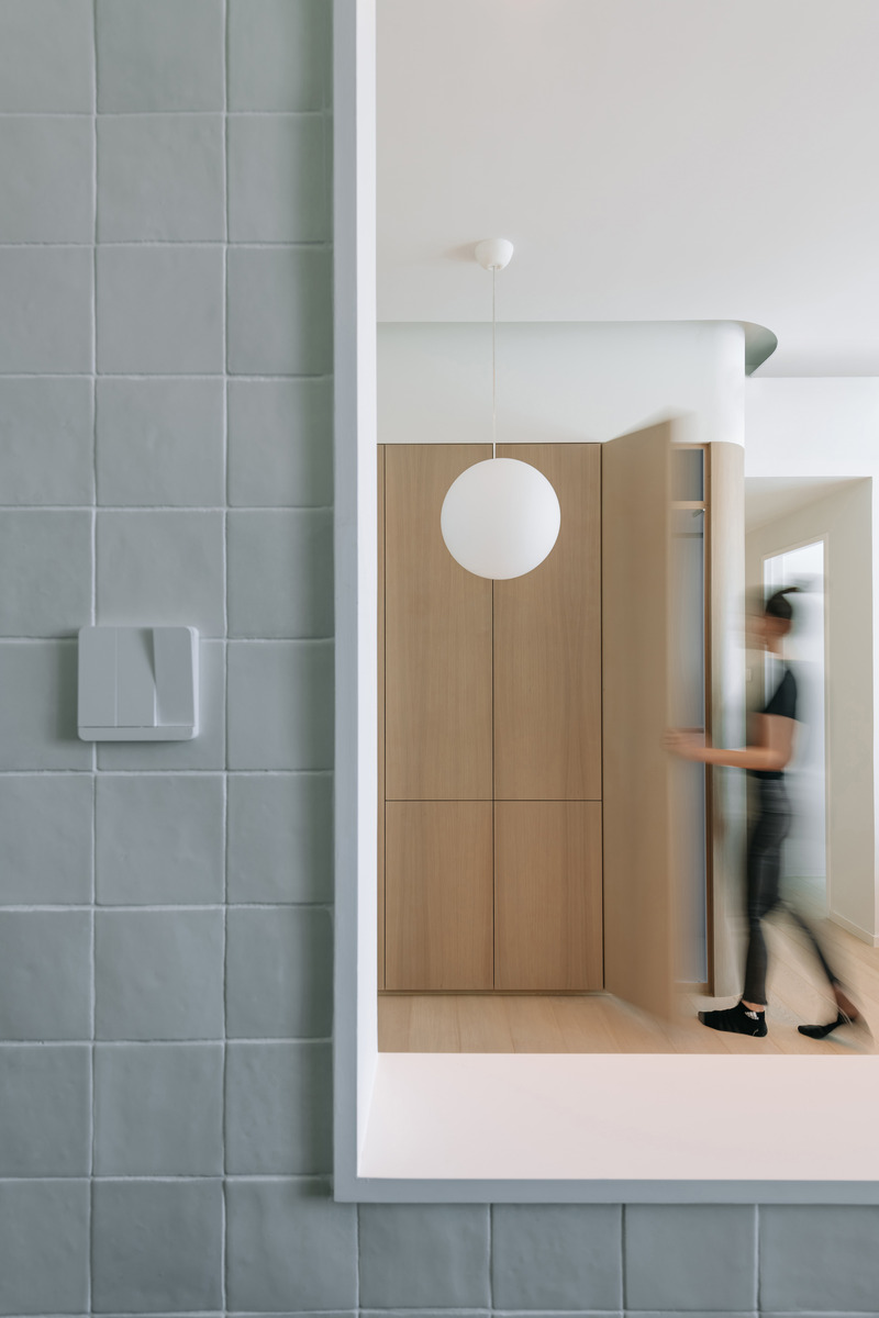 Dossier de presse | 6042-02 - Communiqué de presse | Undulating Compact Home in Hong Kong Defines Spatial Harmony and Provides Ingenious Storage Solutions with ‘Horizontal’ Cabinetry - Adrian Chan Design and Research Office - Design d’intérieur résidentiel - Crédit photo : Kevin Mak
