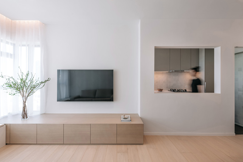 Dossier de presse | 6042-02 - Communiqué de presse | Undulating Compact Home in Hong Kong Defines Spatial Harmony and Provides Ingenious Storage Solutions with ‘Horizontal’ Cabinetry - Adrian Chan Design and Research Office - Design d’intérieur résidentiel - Crédit photo : Kevin Mak