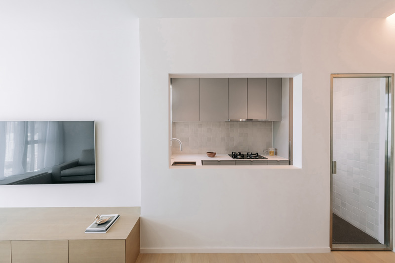 Dossier de presse | 6042-02 - Communiqué de presse | Undulating Compact Home in Hong Kong Defines Spatial Harmony and Provides Ingenious Storage Solutions with ‘Horizontal’ Cabinetry - Adrian Chan Design and Research Office - Design d’intérieur résidentiel - Crédit photo : Kevin Mak