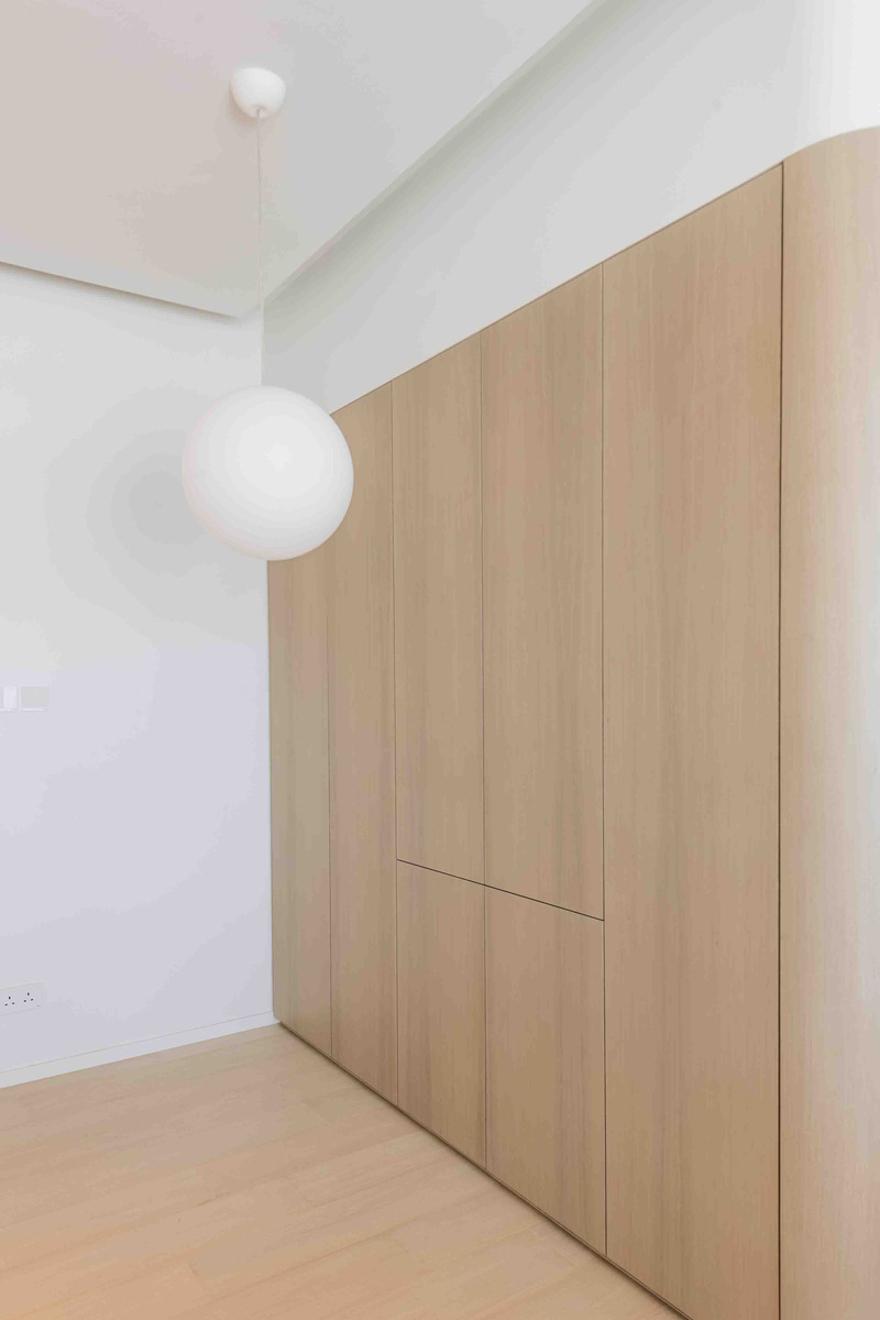 Dossier de presse | 6042-02 - Communiqué de presse | Undulating Compact Home in Hong Kong Defines Spatial Harmony and Provides Ingenious Storage Solutions with ‘Horizontal’ Cabinetry - Adrian Chan Design and Research Office - Design d’intérieur résidentiel - Crédit photo : Kevin Mak