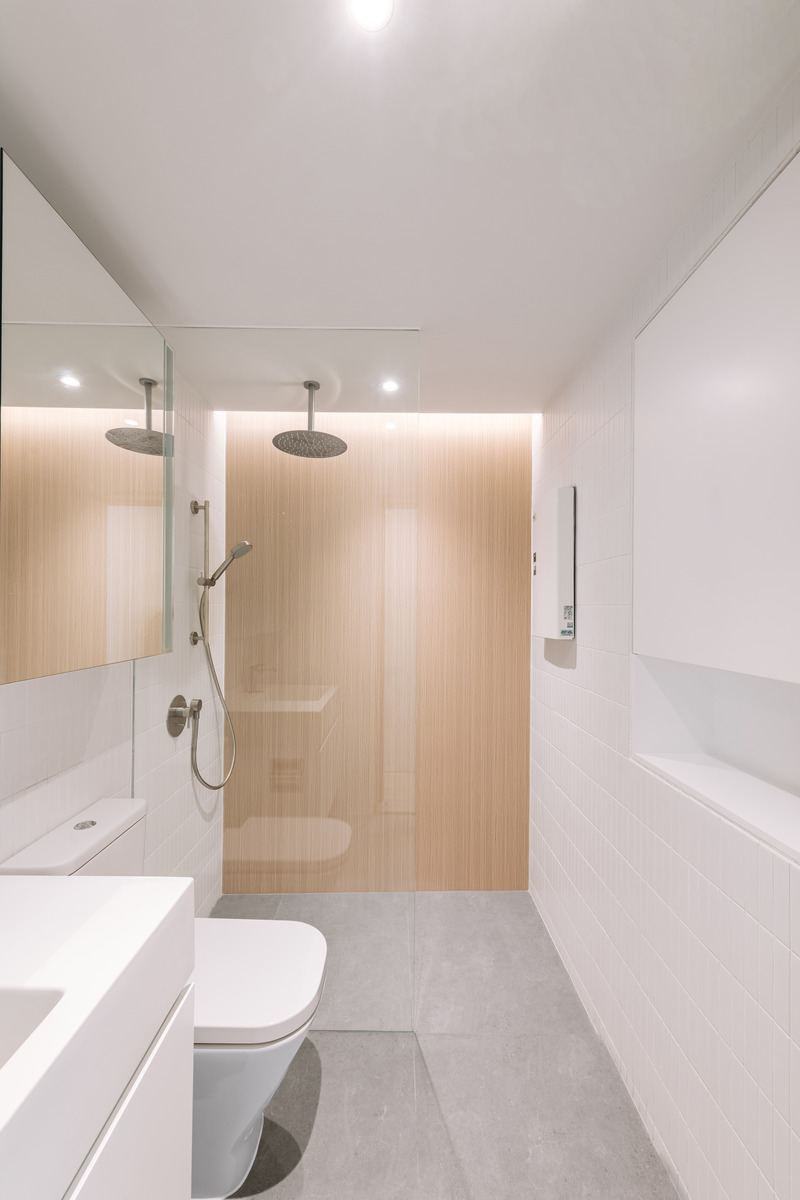 Dossier de presse | 6042-02 - Communiqué de presse | Undulating Compact Home in Hong Kong Defines Spatial Harmony and Provides Ingenious Storage Solutions with ‘Horizontal’ Cabinetry - Adrian Chan Design and Research Office - Design d’intérieur résidentiel - Crédit photo : Kevin Mak