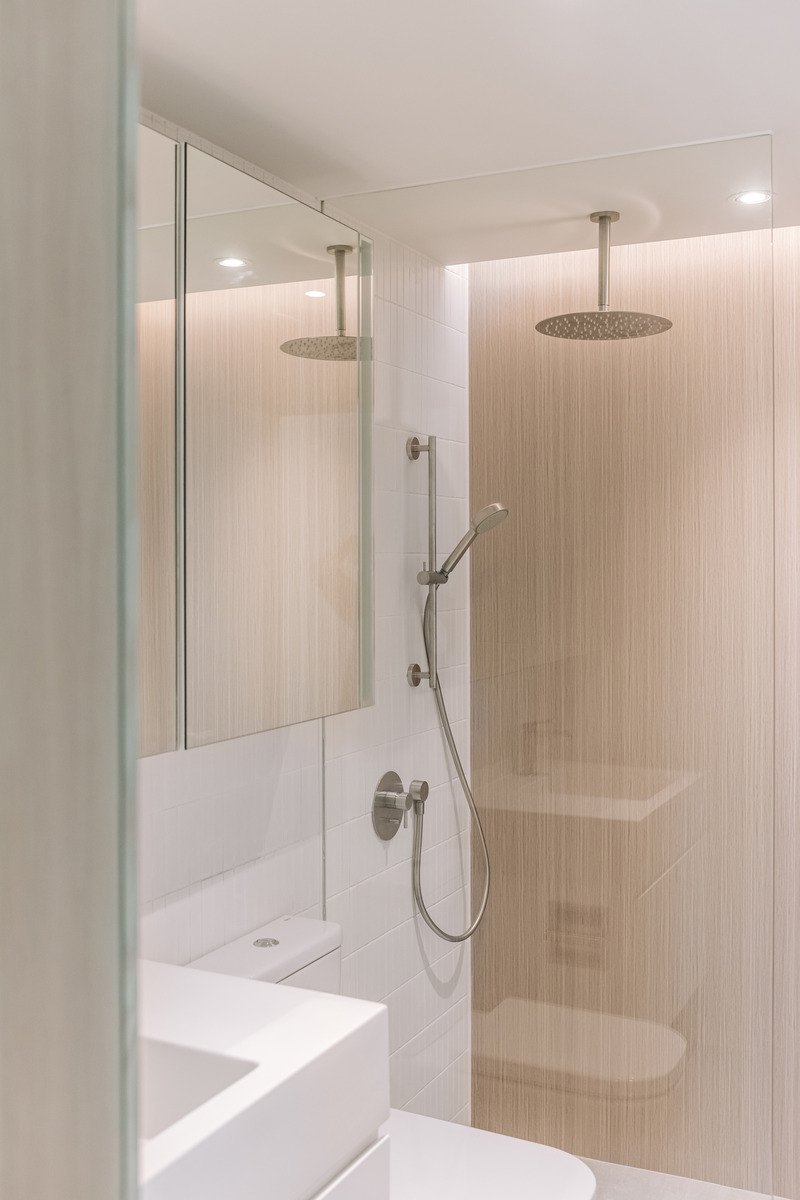 Dossier de presse | 6042-02 - Communiqué de presse | Undulating Compact Home in Hong Kong Defines Spatial Harmony and Provides Ingenious Storage Solutions with ‘Horizontal’ Cabinetry - Adrian Chan Design and Research Office - Design d’intérieur résidentiel - Crédit photo : Kevin Mak
