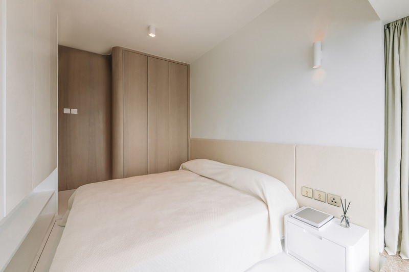 Dossier de presse | 6042-02 - Communiqué de presse | Undulating Compact Home in Hong Kong Defines Spatial Harmony and Provides Ingenious Storage Solutions with ‘Horizontal’ Cabinetry - Adrian Chan Design and Research Office - Design d’intérieur résidentiel - Crédit photo : Kevin Mak