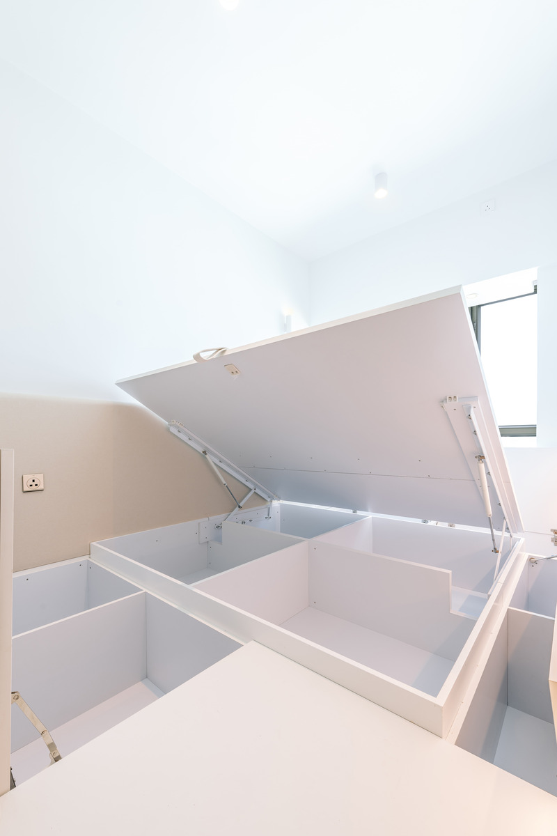 Dossier de presse | 6042-02 - Communiqué de presse | Undulating Compact Home in Hong Kong Defines Spatial Harmony and Provides Ingenious Storage Solutions with ‘Horizontal’ Cabinetry - Adrian Chan Design and Research Office - Design d’intérieur résidentiel - Crédit photo : Kevin Mak