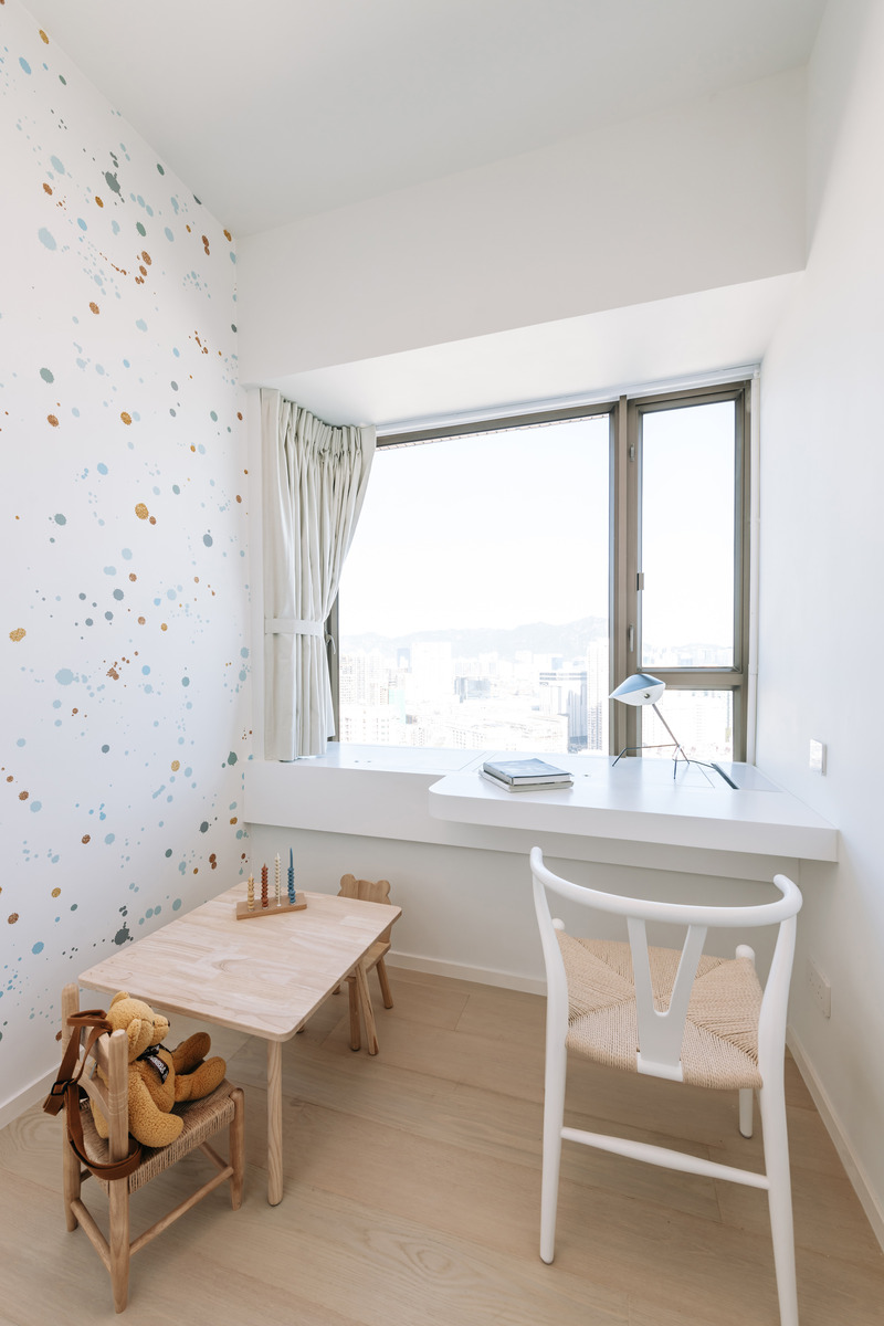 Dossier de presse | 6042-02 - Communiqué de presse | Undulating Compact Home in Hong Kong Defines Spatial Harmony and Provides Ingenious Storage Solutions with ‘Horizontal’ Cabinetry - Adrian Chan Design and Research Office - Design d’intérieur résidentiel - Crédit photo : Kevin Mak