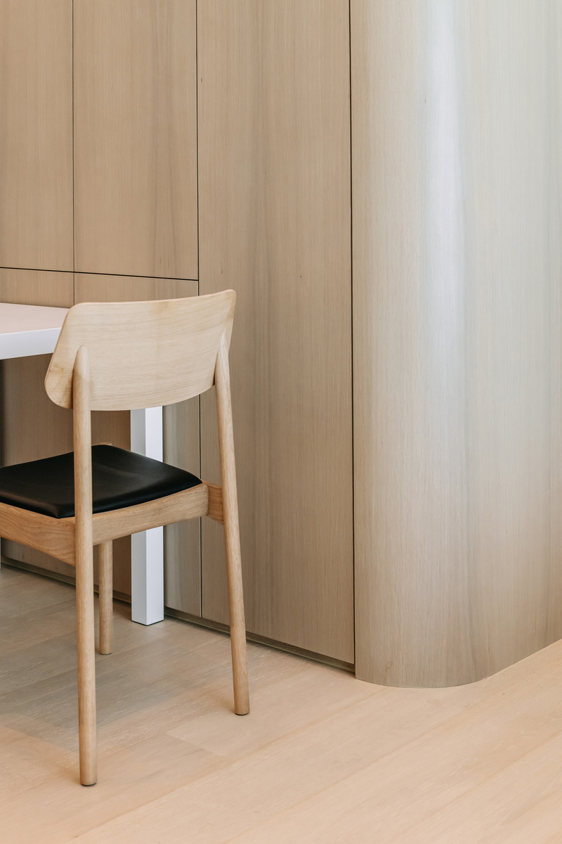 Dossier de presse | 6042-02 - Communiqué de presse | Undulating Compact Home in Hong Kong Defines Spatial Harmony and Provides Ingenious Storage Solutions with ‘Horizontal’ Cabinetry - Adrian Chan Design and Research Office - Design d’intérieur résidentiel - Crédit photo : Kevin Mak
