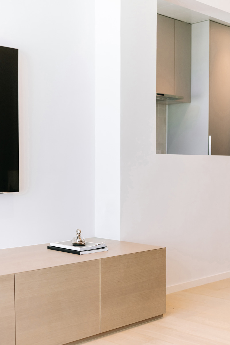 Dossier de presse | 6042-02 - Communiqué de presse | Undulating Compact Home in Hong Kong Defines Spatial Harmony and Provides Ingenious Storage Solutions with ‘Horizontal’ Cabinetry - Adrian Chan Design and Research Office - Design d’intérieur résidentiel - Crédit photo : Kevin Mak