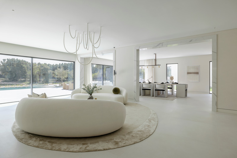 Press kit | 7534-06 - Press release | Living in Motion: The Curved Harmony of Lime Tree Valley Villa - GroundedDesign - Residential Interior Design - Lime Tree Valley Villa, by GroundedDesign - Photo credit: Kelly Tooze