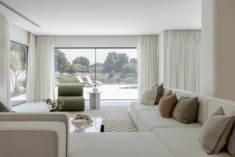 Press kit | 7534-06 - Press release | Living in Motion: The Curved Harmony of Lime Tree Valley Villa - GroundedDesign - Residential Interior Design - Lime Tree Valley Villa, by GroundedDesign - Photo credit: Kelly Tooze