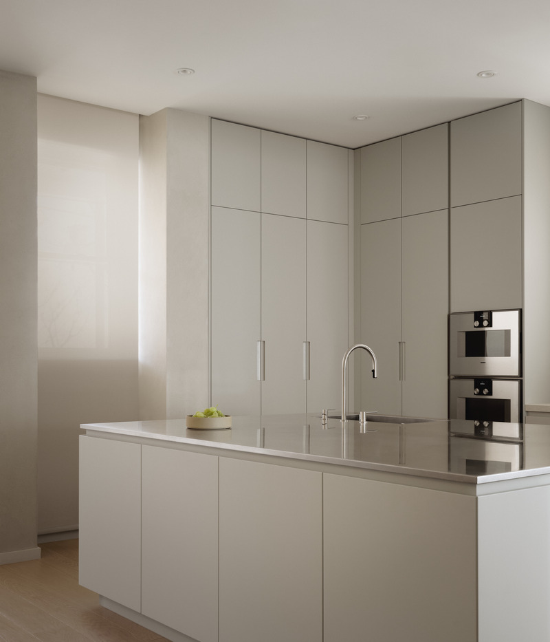 Dossier de presse | 7545-02 - Communiqué de presse | Victoria - Mitchell Sweibel Studio - Design d’intérieur résidentiel - The kitchen is outfitted with Cesar cabinetry, CEA taps, and Gaggenau appliances. - Crédit photo : Alex Lesage