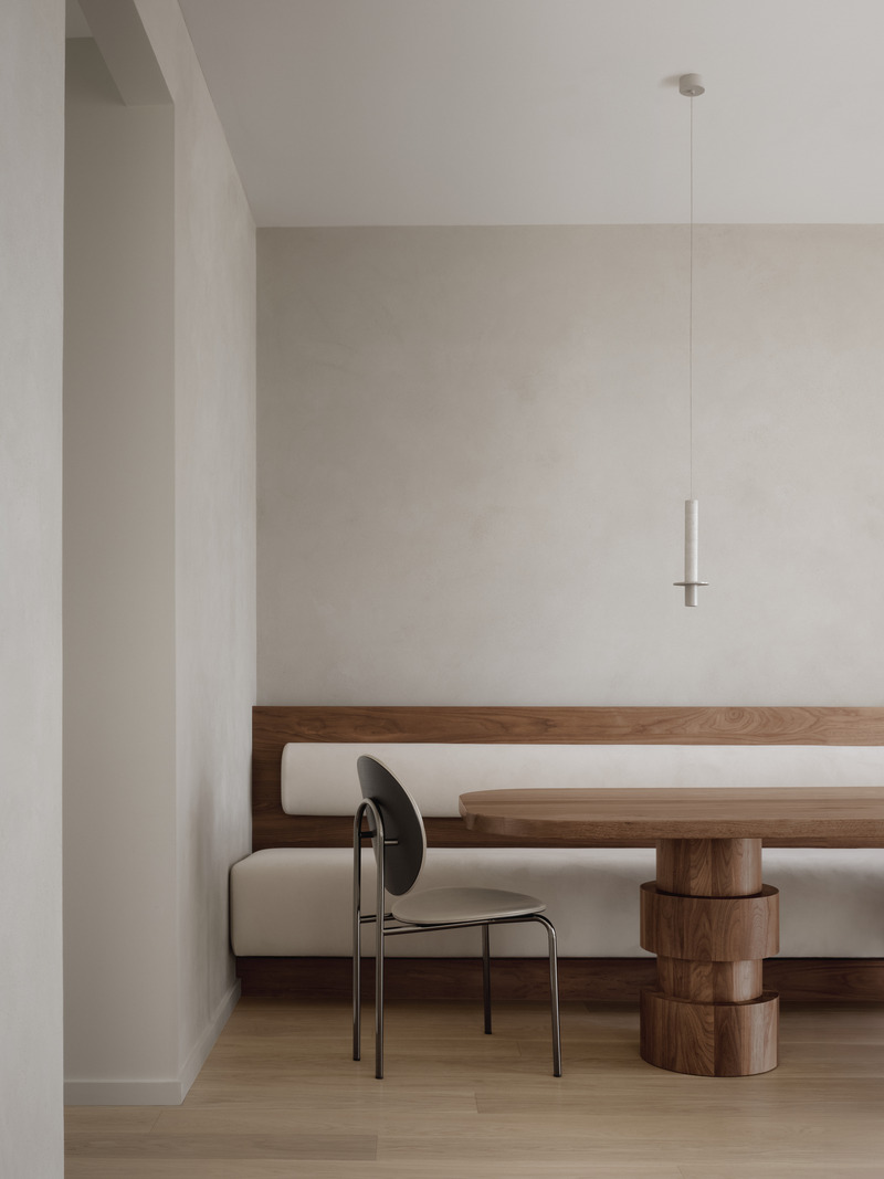Dossier de presse | 7545-02 - Communiqué de presse | Victoria - Mitchell Sweibel Studio - Design d’intérieur résidentiel - <p class="">The Michelle chair by SP01 provides a delicate contrast to the custom walnut table and banquette, designed by Mitchell Sweibel Studio.<br></p> - Crédit photo : Alex Lesage