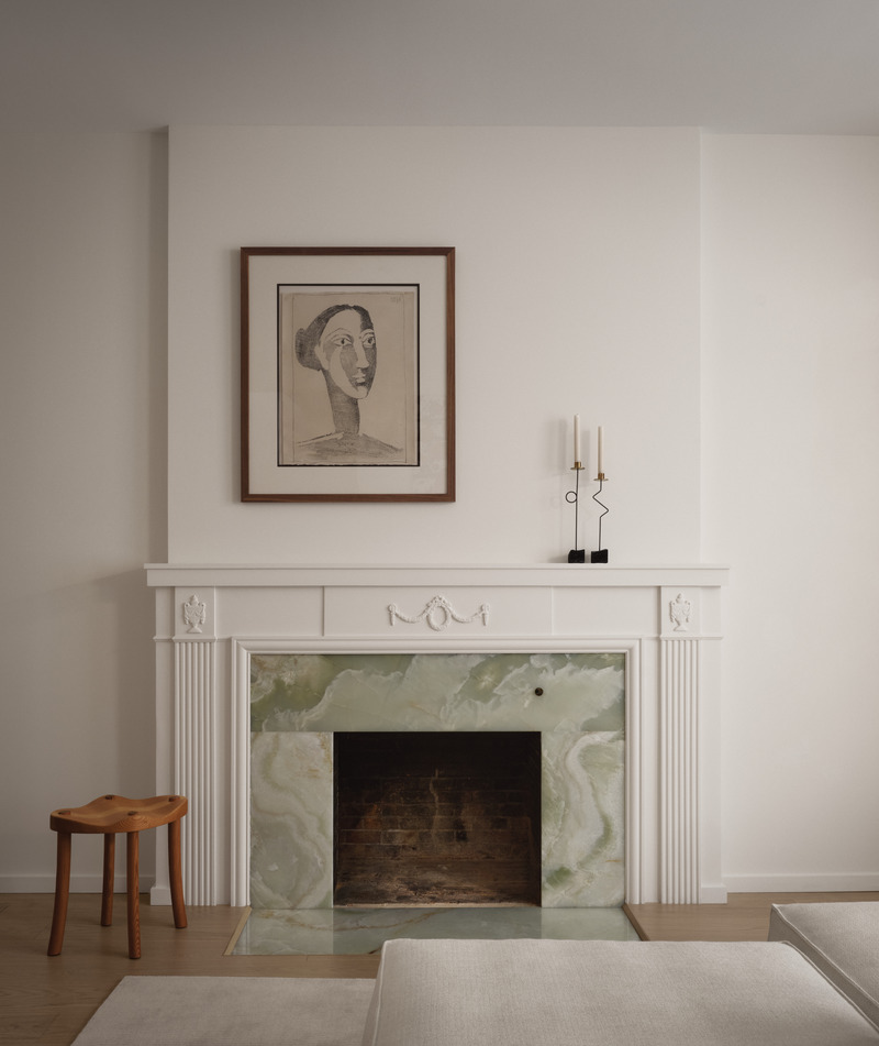 Dossier de presse | 7545-02 - Communiqué de presse | Victoria - Mitchell Sweibel Studio - Design d’intérieur résidentiel - The Liza stool by Giancarlo Valle sits beside the fireplace, while candle holders from Bruise’s Gallery adorn the mantel. - Crédit photo : Alex Lesage