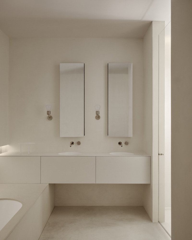 Dossier de presse | 7545-02 - Communiqué de presse | Victoria - Mitchell Sweibel Studio - Design d’intérieur résidentiel - In the master bathroom, the Makro vanity is complemented by n55 wall lights from Viabizzuno. - Crédit photo : Alex Lesage