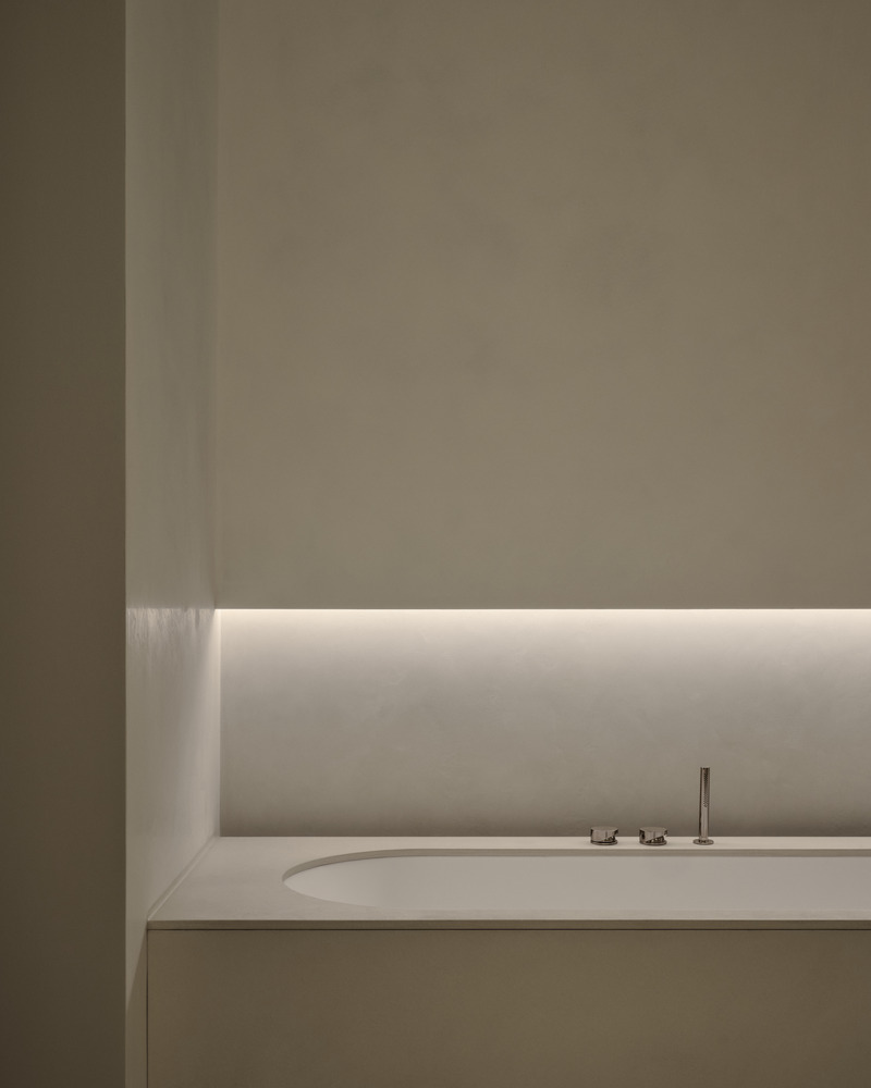 Dossier de presse | 7545-02 - Communiqué de presse | Victoria - Mitchell Sweibel Studio - Design d’intérieur résidentiel - Soft tones and a tactile cement finish evoke tranquility in the master bathroom. - Crédit photo : Alex Lesage