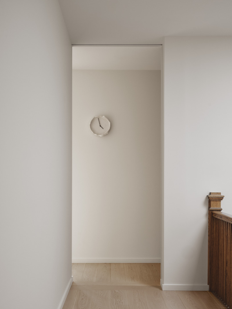 Dossier de presse | 7545-02 - Communiqué de presse | Victoria - Mitchell Sweibel Studio - Design d’intérieur résidentiel - <p class="">The Ornament clock by Jordan the Artisan hangs at the entrance to the master bedroom.</p> - Crédit photo : Alex Lesage
