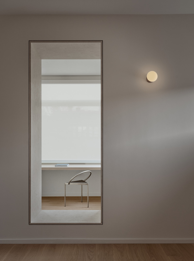 Dossier de presse | 7545-02 - Communiqué de presse | Victoria - Mitchell Sweibel Studio - Design d’intérieur résidentiel - The sunroom at the back of the house was converted into a double office. Beyond the punched opening in the thickened wall, inside the office, sits the Triangolo chair by Frama. - Crédit photo : Alex Lesage