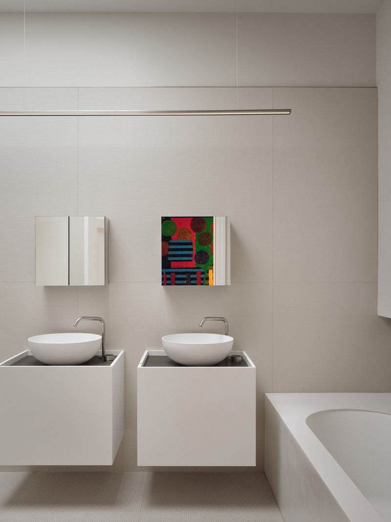 Dossier de presse | 7545-02 - Communiqué de presse | Victoria - Mitchell Sweibel Studio - Design d’intérieur résidentiel - In the kids’ bathroom, alternating versions of Mutina’s Pico tiles create depth and shadows. The walls feature the Up tile with raised dots, while the floors use the Down tile with sunken dots. A painting by Morry Marcovitch is reflected in the square medicine cabinet by Makro. - Crédit photo : Alex Lesage