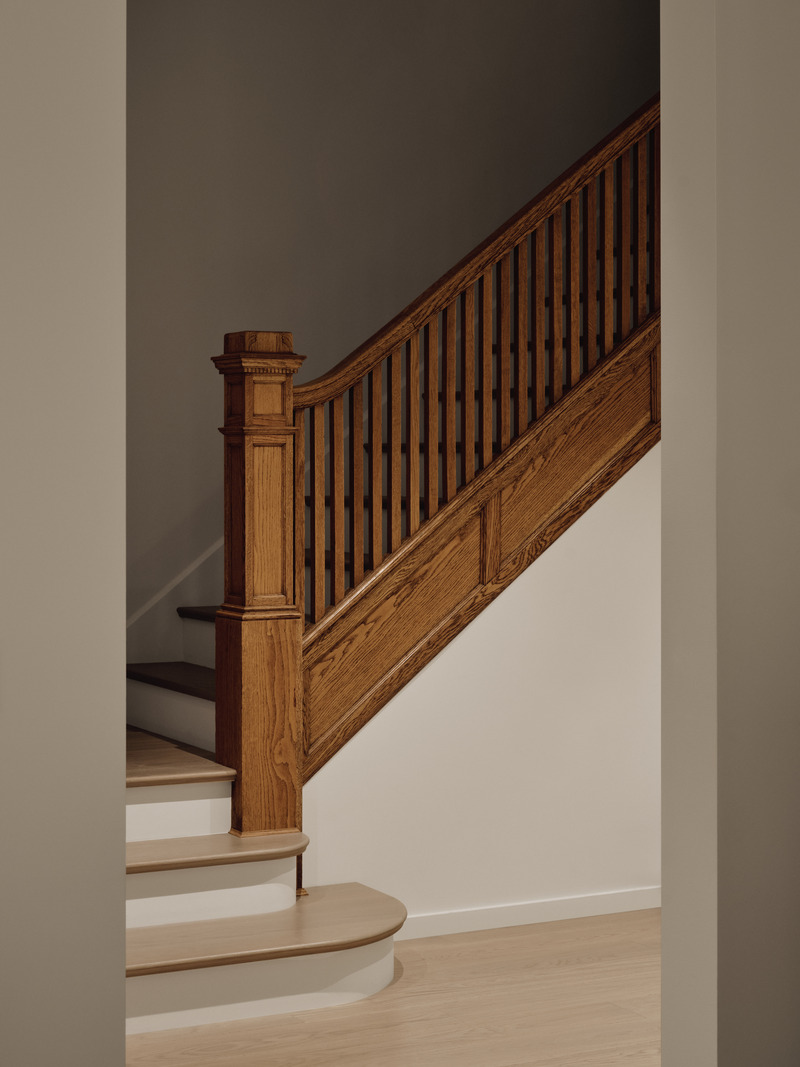 Dossier de presse | 7545-02 - Communiqué de presse | Victoria - Mitchell Sweibel Studio - Design d’intérieur résidentiel - The original balustrade was restored to harmonize the old with the new. - Crédit photo : Alex Lesage