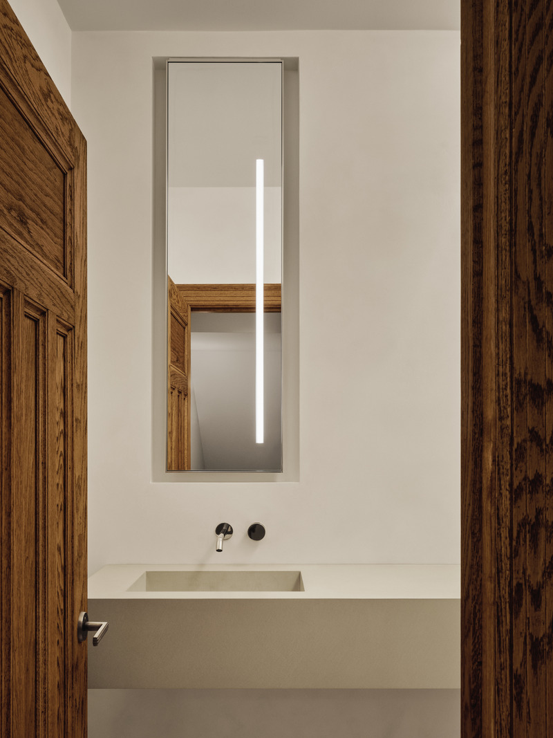 Dossier de presse | 7545-02 - Communiqué de presse | Victoria - Mitchell Sweibel Studio - Design d’intérieur résidentiel - In the powder room, the original doors were restored to capture the past, while the suspended mirror and integrated sink signify the new. - Crédit photo : Alex Lesage