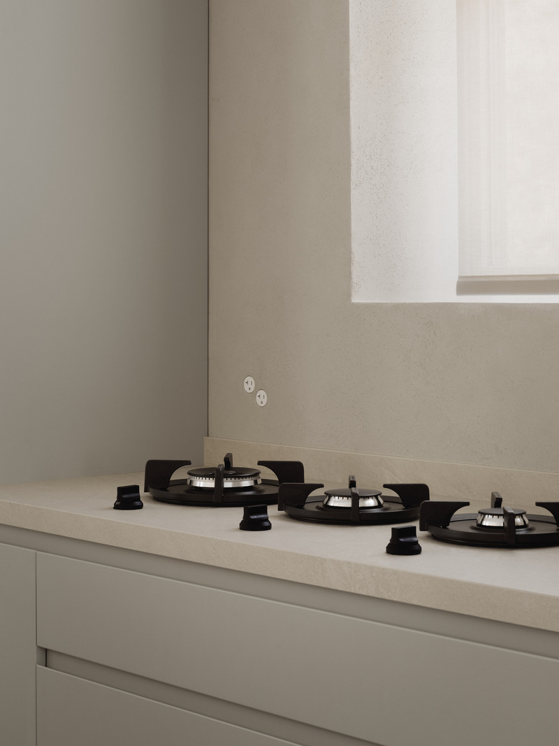Dossier de presse | 7545-02 - Communiqué de presse | Victoria - Mitchell Sweibel Studio - Design d’intérieur résidentiel - The gas burners by Pitt Cooking are integrated into the stone countertop. - Crédit photo : Alex Lesage