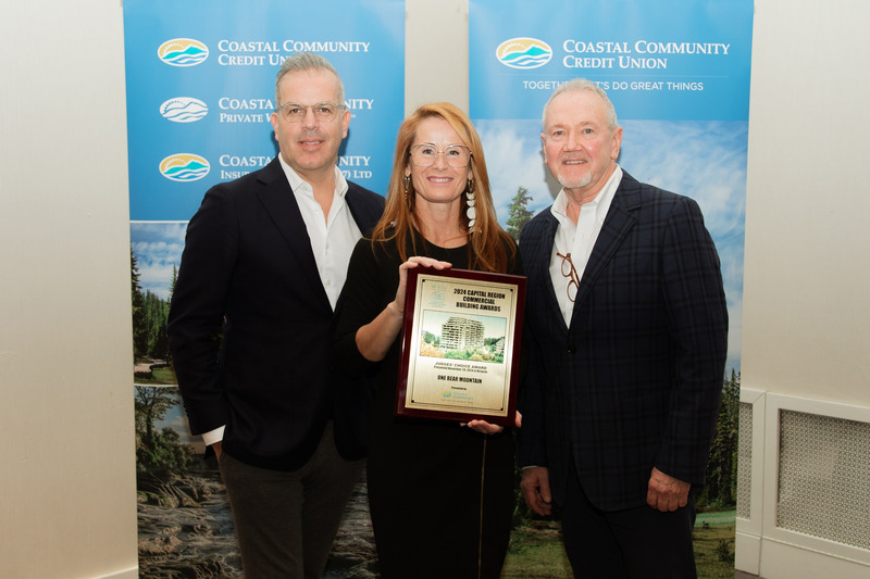Press kit | 7694-01 - Press release | One Bear Mountain Wins Twice at Victoria Capital Region Commercial Building Awards - One Bear Mountain - Real Estate - Joseph Valentino of Blueprint Global and Robin Conners of 360Pacifica accept the Judges Choice Awards. - Photo credit: Blueprint Global