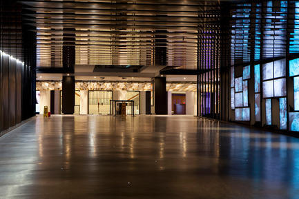 Press kit | 621-14 - Press release | Lightemotion illuminates the Espace culturel Georges-Émile-Lapalme in Place des Arts - Lightemotion - Lighting Design - Photo credit: Martine Doyon
