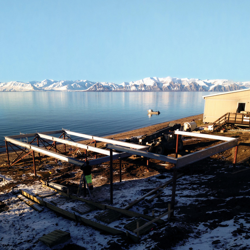 Press kit | 3256-02 - Press release | Canada’s North Makes a Guest Appearance in Venice - Blouin Orzes architectes - Institutional Architecture -  A construction site on the coastline in Mittimatalik (Pond Inlet), Nunavut, 2018.  - Photo credit: Blouin Orzes architectes