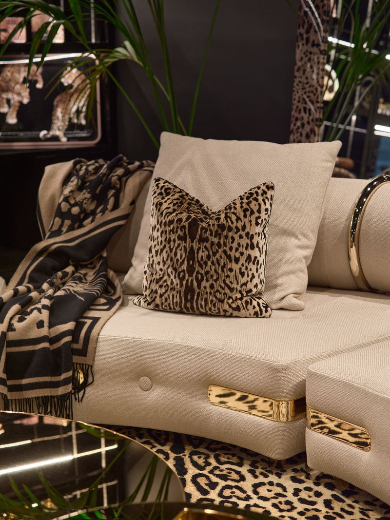 Dossier de presse | 7656-01 - Communiqué de presse | Fendi Casa, Dolce & Gabbana Casa, Versace Home, Bentley Home et Gallotti & Radice rejoignent Maison Territo au Royalmount, marquant un tournant pour le design italien à Montréal - Maison Territo - Design d’intérieur résidentiel - L’imprimé léopard emblématique de Dolce &amp; Gabbana Casa sublime les lignes de ce canapé sculptural présenté chez Maison Territo. Une signature audacieuse et glamour.<br style=""> - Crédit photo :  Phil Bernard 