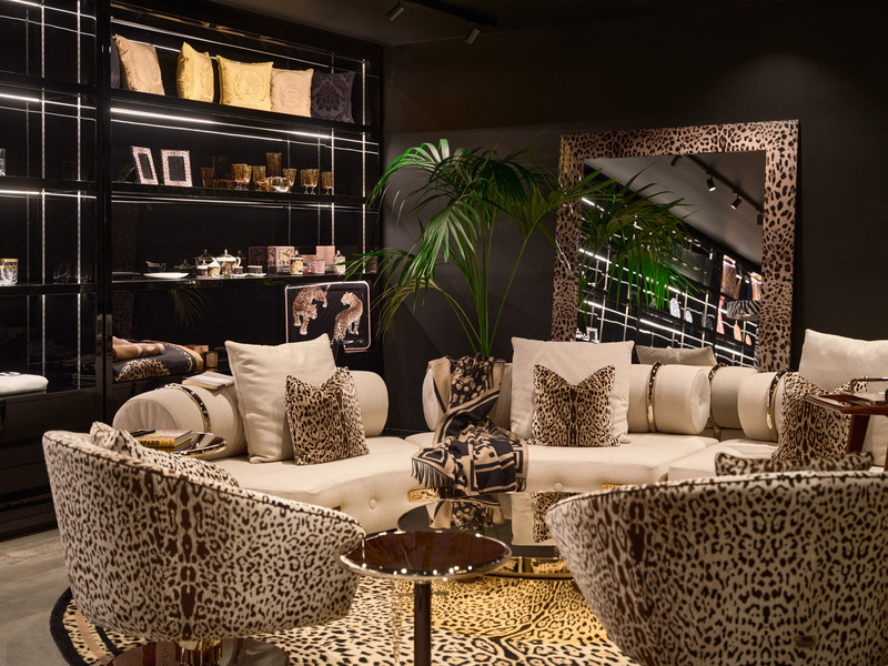 Dossier de presse | 7656-01 - Communiqué de presse | Fendi Casa, Dolce & Gabbana Casa, Versace Home, Bentley Home et Gallotti & Radice rejoignent Maison Territo au Royalmount, marquant un tournant pour le design italien à Montréal - Maison Territo - Design d’intérieur résidentiel - Un salon audacieux signé Dolce &amp; Gabbana Casa, où l’imprimé léopard se décline en total look. Présentée chez Maison Territo, cette mise en scène incarne le glamour et l’exubérance du style  - Crédit photo :  Phil Bernard 